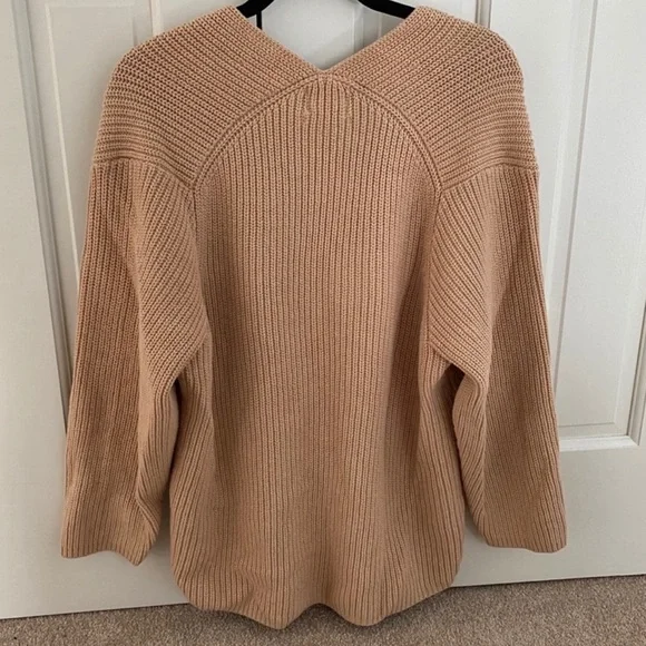BNWOT URBAN OUTFITTERS VICTORIA OVER-SIZED SLOUCHY V-NECK BEIGE SWEATER SIZE XS - Picture 5 of 9